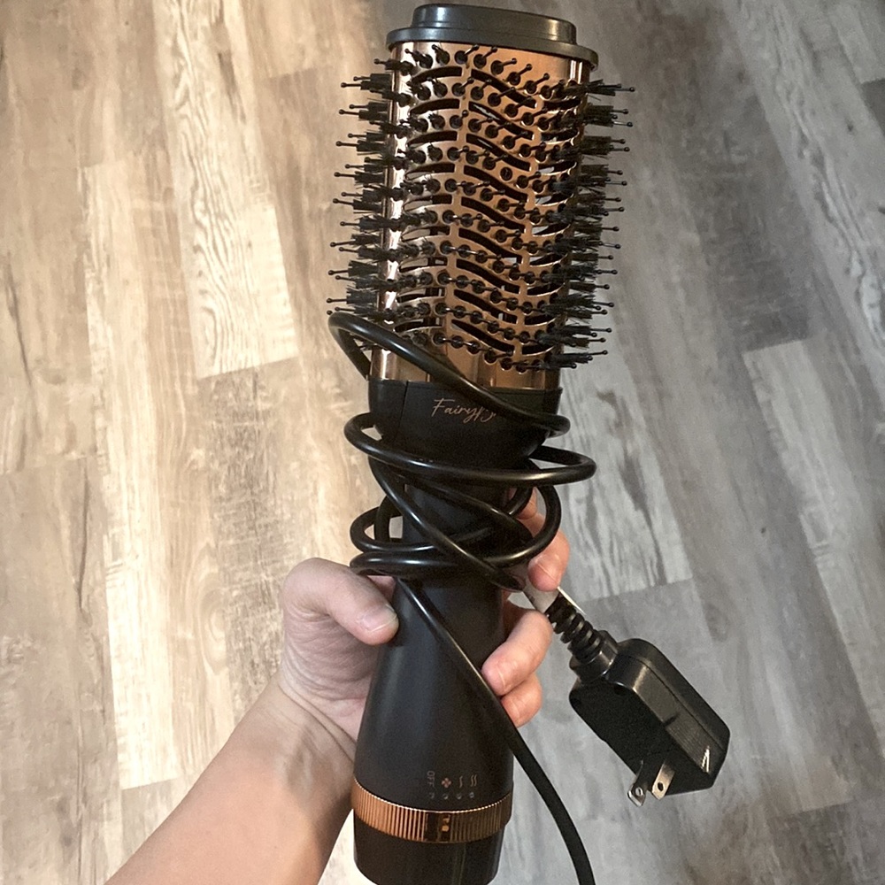 Fairy Brave blow dryer brush.
